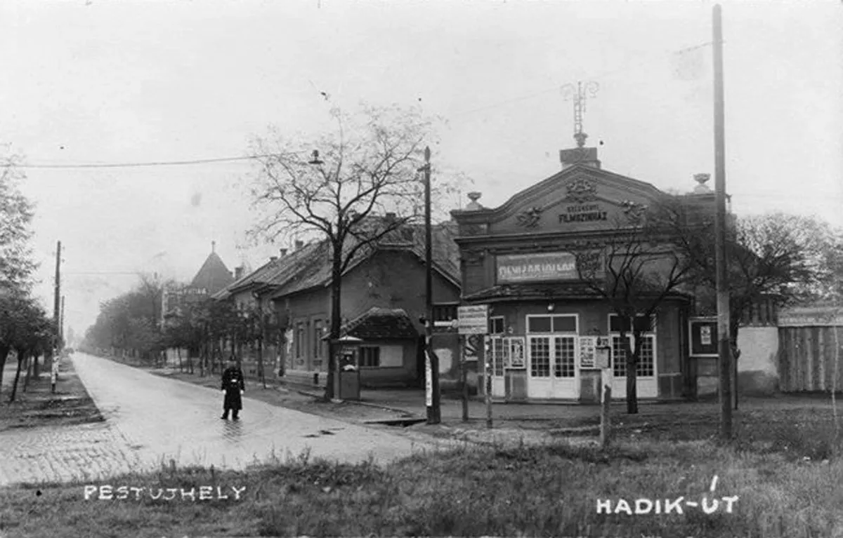 Gróf Hadik János (Árvavár) utca, a Széchenyi filmszínház