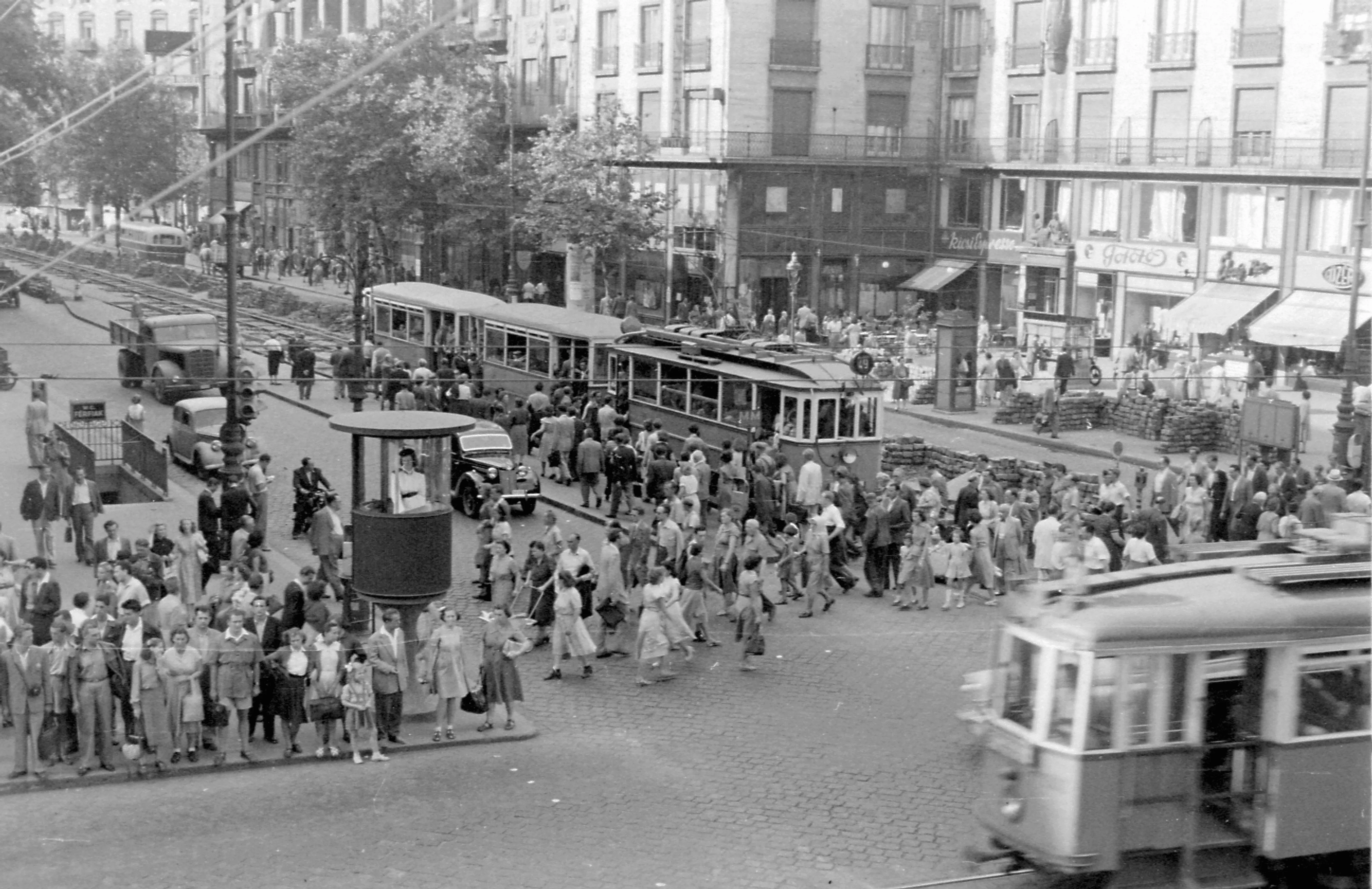 Tanács (Károly) körút a Kossuth Lajos utca felől nézve