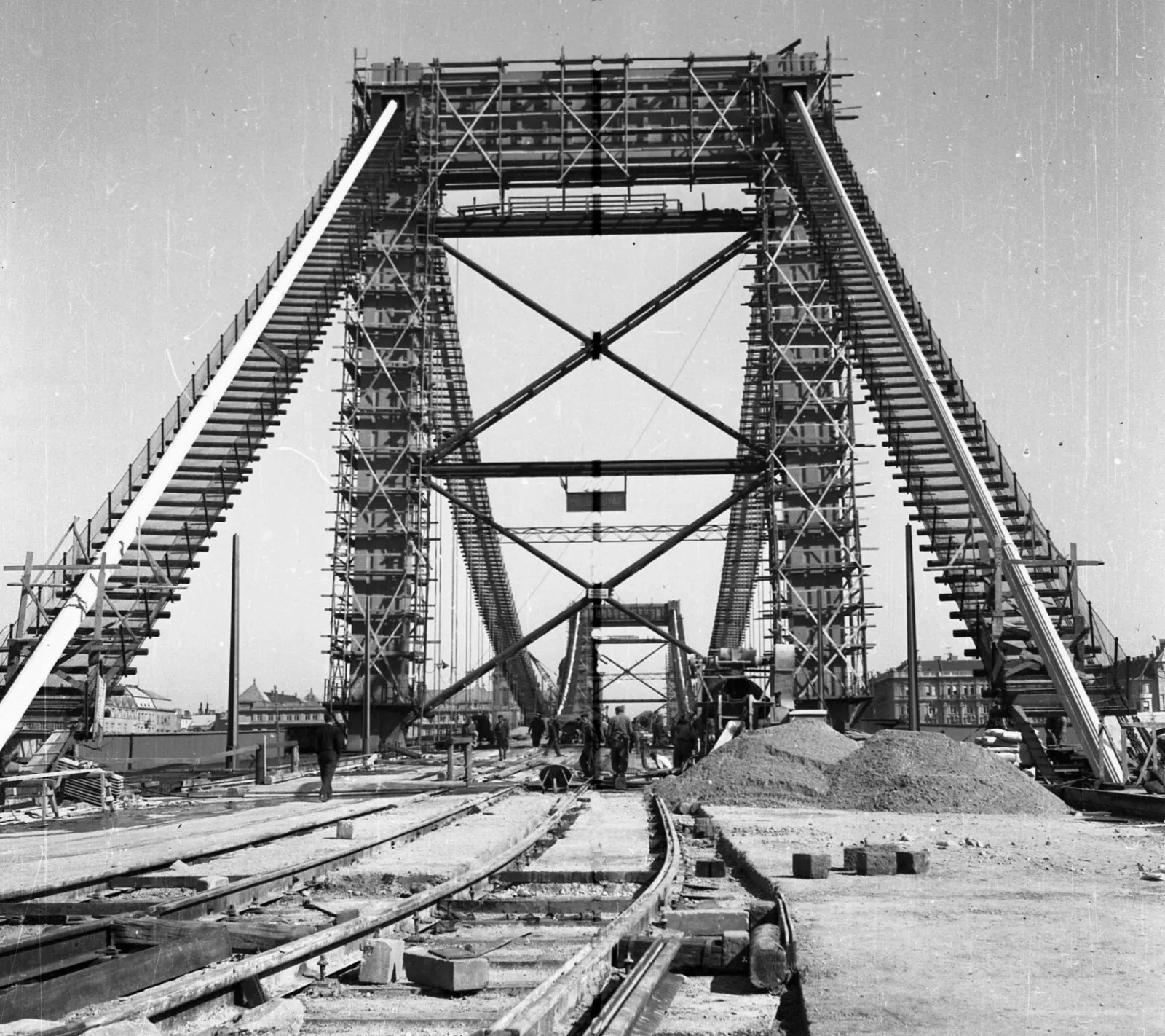 1963, az épülő Erzsébet híd, Tabán
