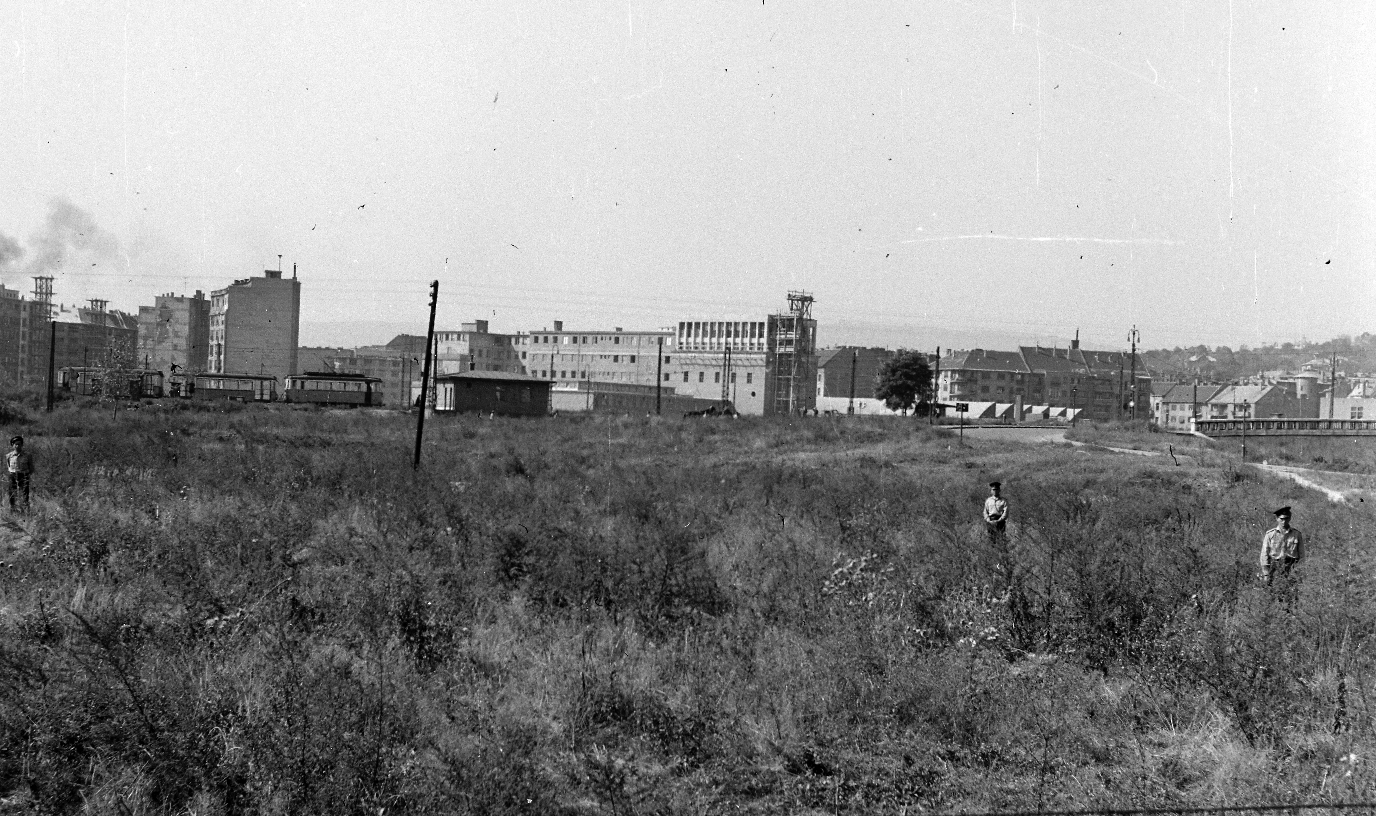 1958, a lágymányosi Duna-part a Petőfi híd budai hídfőjétől délre (a mai Pázmány Péter sétány helyéről nézve), Lágymányos