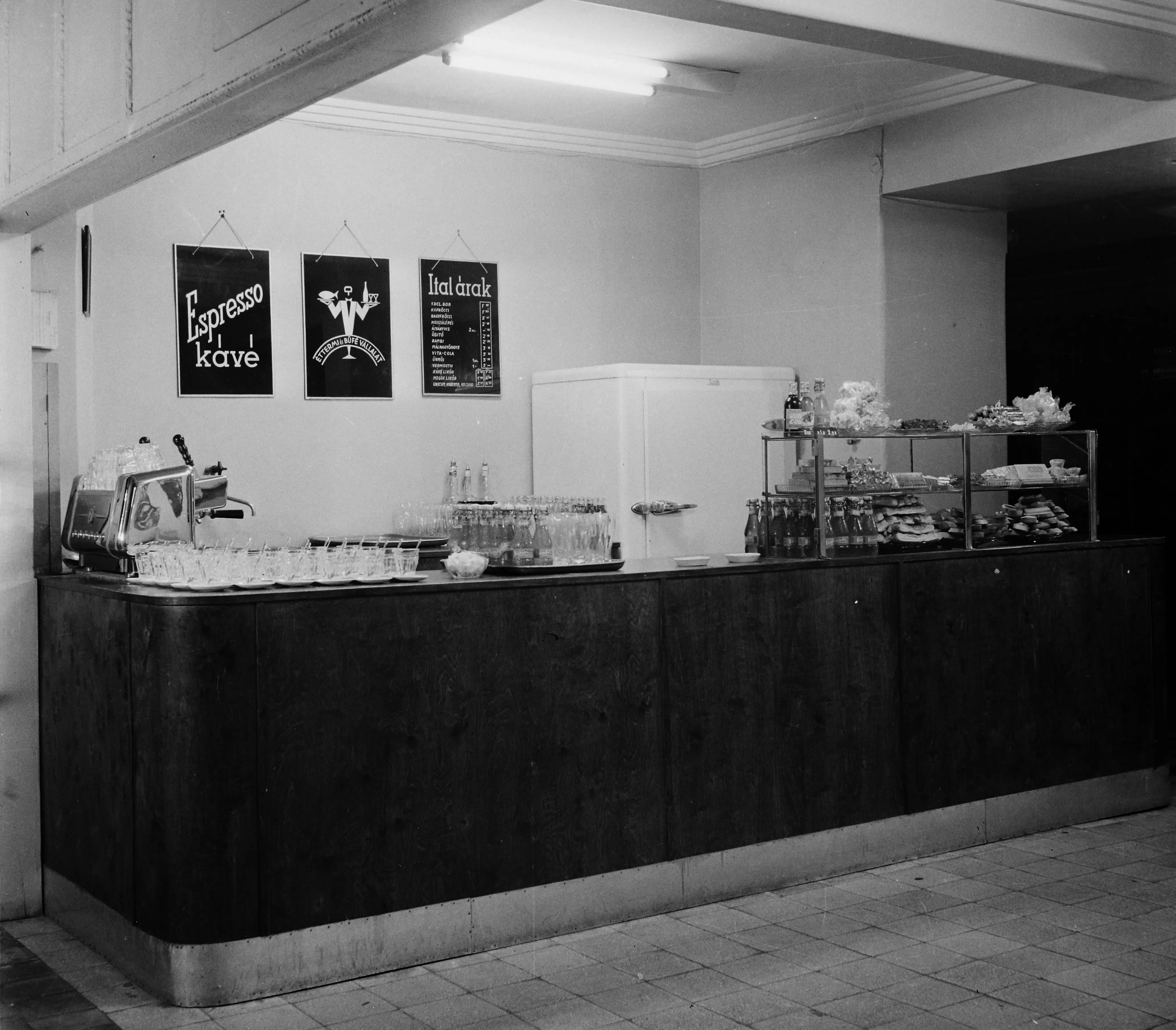 1960, árlap és kiszolgáló pult egy vendéglátóipari egységben