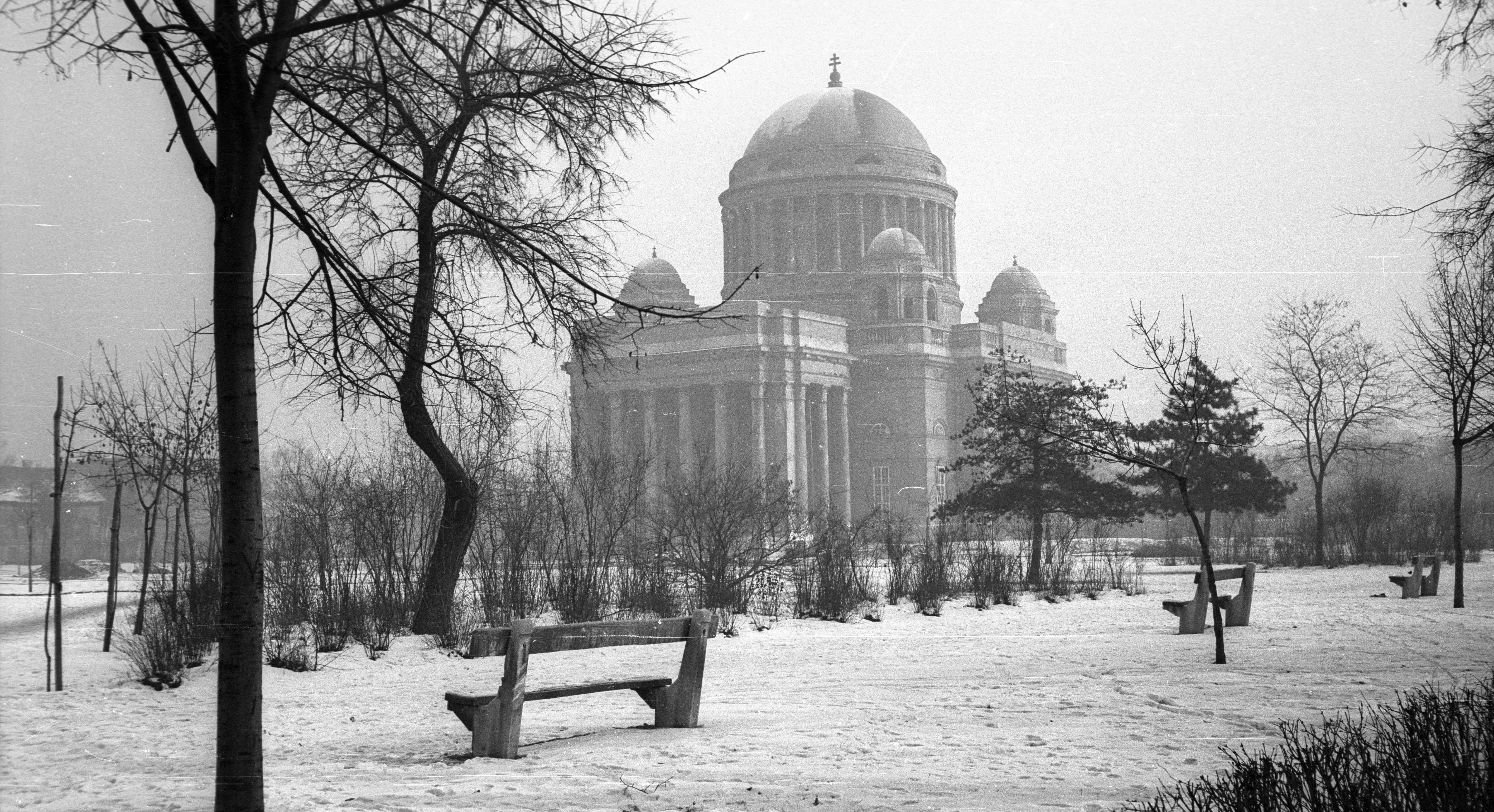 1968, Rezső tér, a MAGYAROK  NAGYASSZONYA  TEMPLOM, Tisztviselőtelep