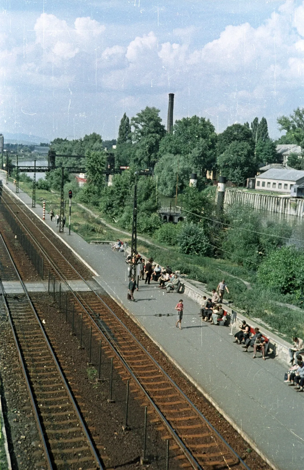 1963, a HÉV megállója az Árpád hídról nézve, jobbra a Hajógyári-sziget, Óbuda