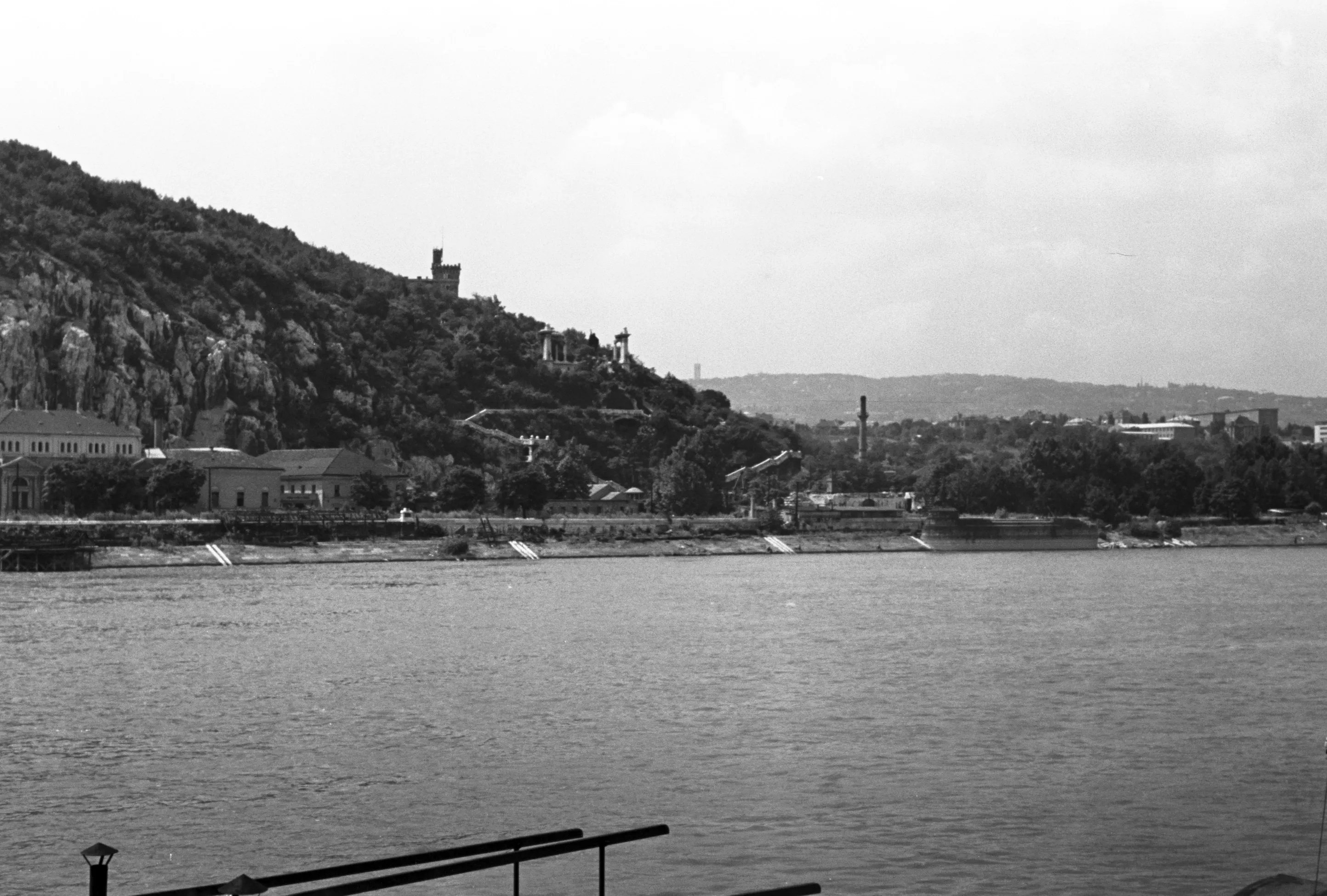 1960, Budai alsó rakpart, a Rudas fürdő és a Gellért-hegy felé nézve, Tabán