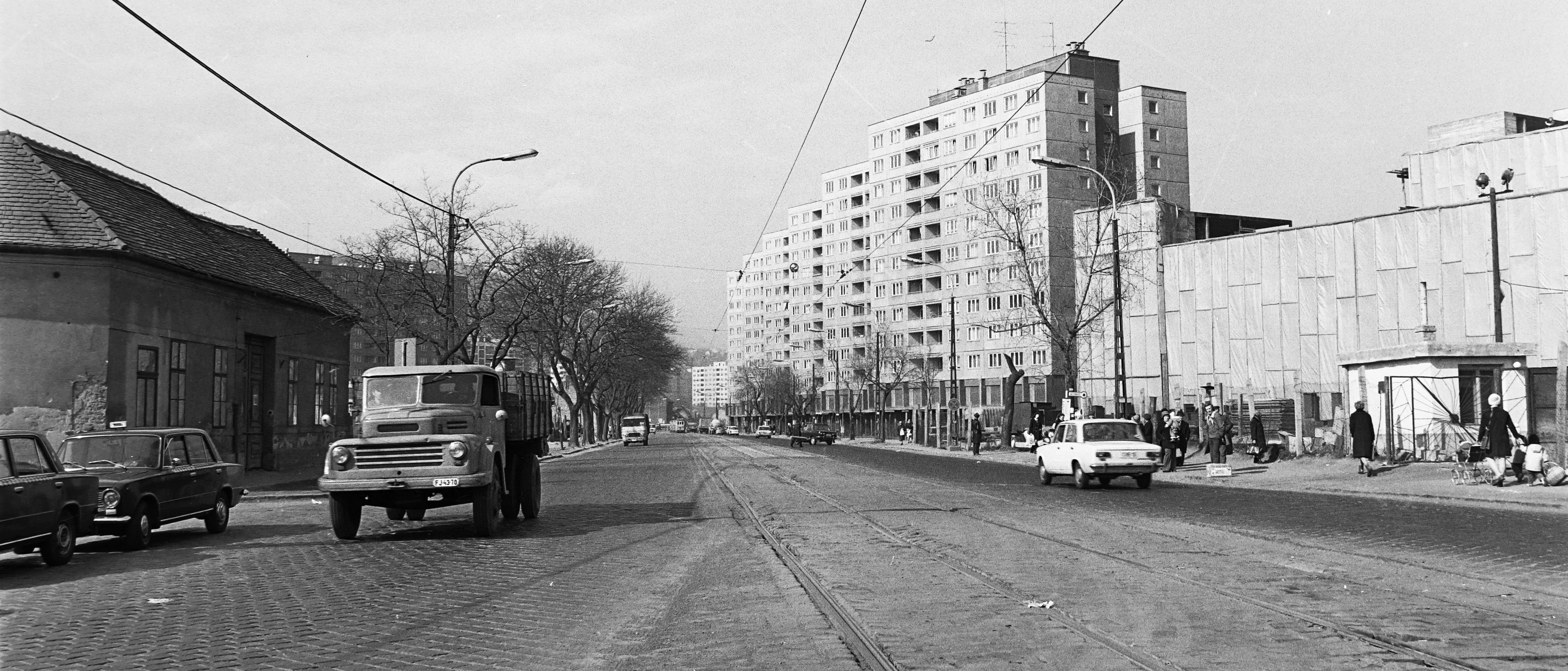 1975, Vörösvári út a Flórián tér felől a Bécsi út felé nézve, Óbuda