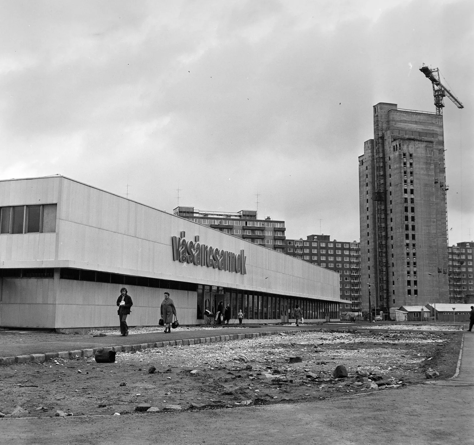 1975, Páskomliget utca és a VÁSÁRCSARNOK, Újpalota