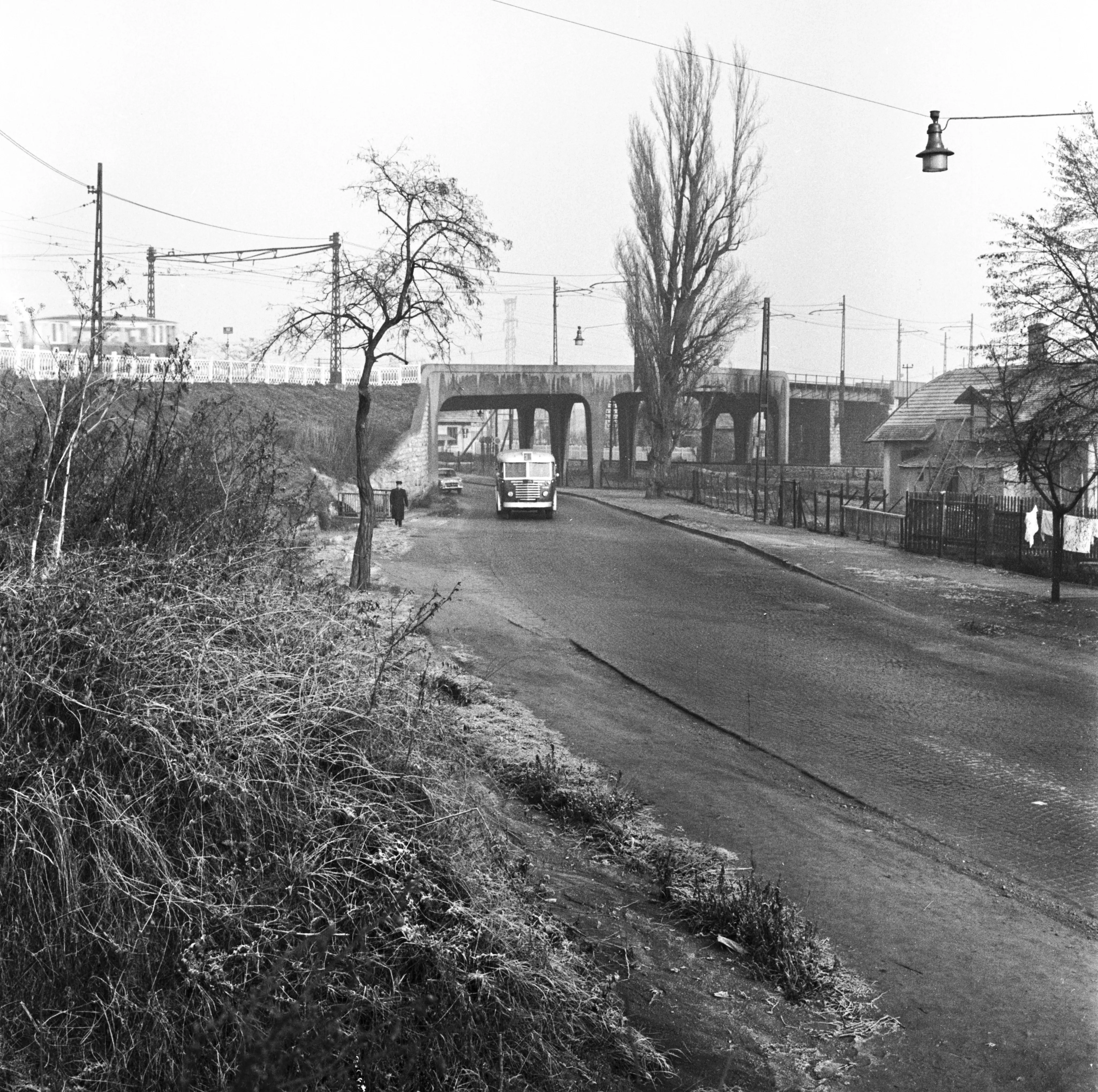 1961, Kővirág sor a HÉV felüljárója felé nézve, Budafok