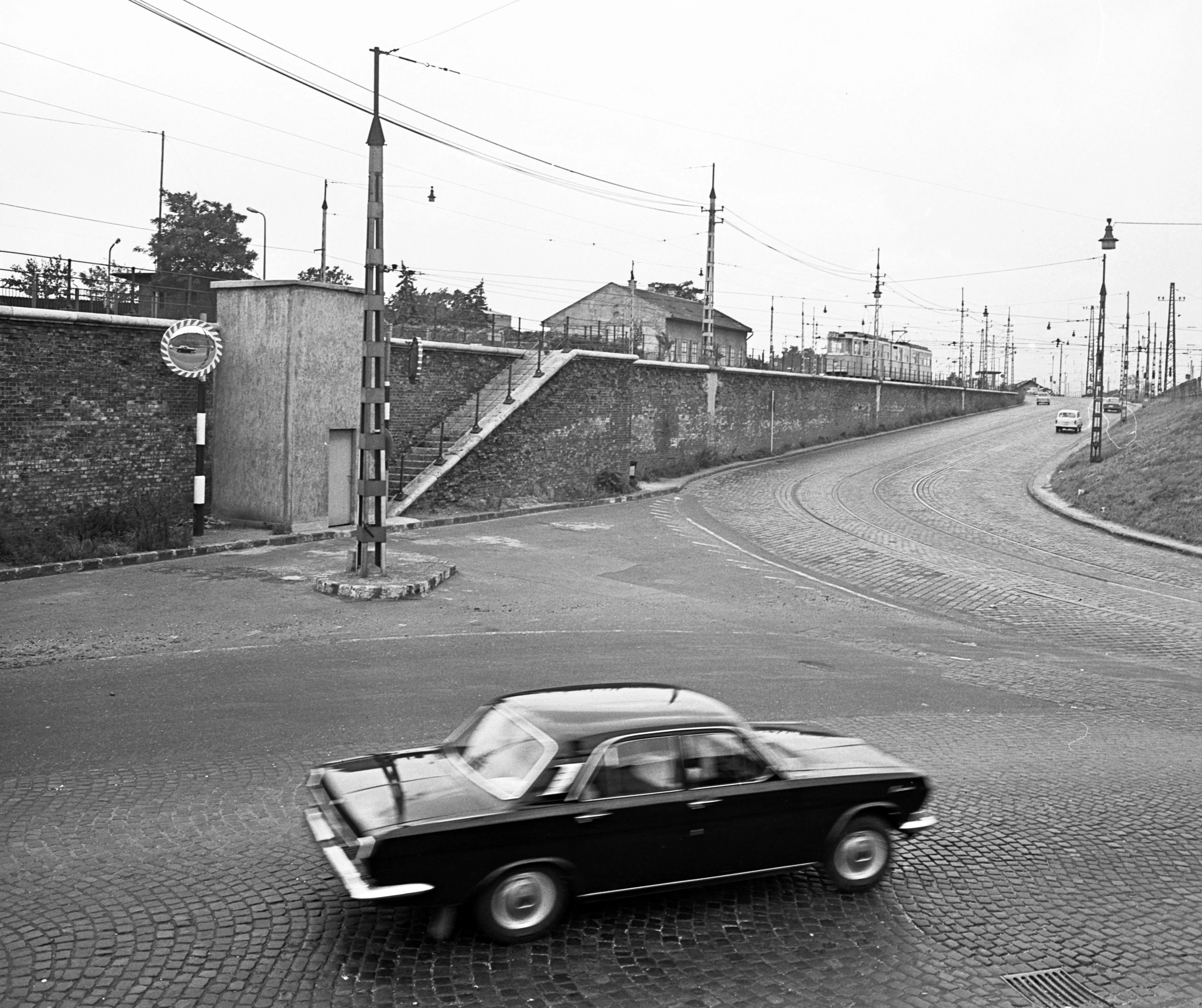 1973, Jászberényi út az éles saroknál, jobbra a Fehér út, Kőbánya, Ligettelek
