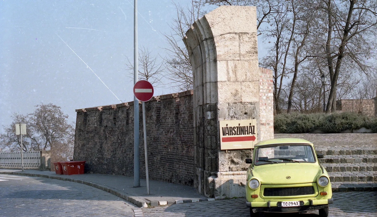 1989, Dísz tér a Hunyadi János útnál, Vár