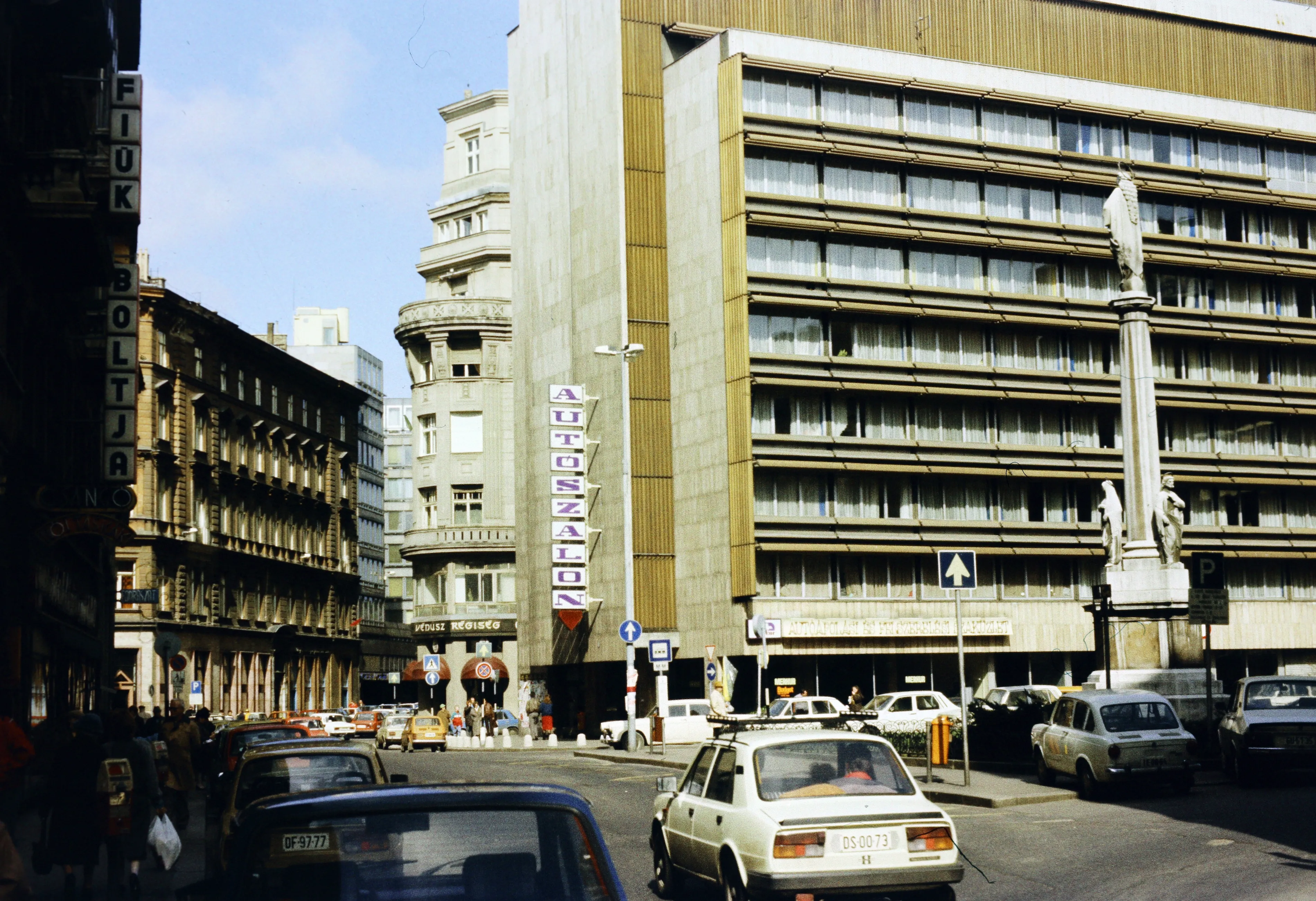 1986 táján, Martinelli (Szervita) tér, Belváros