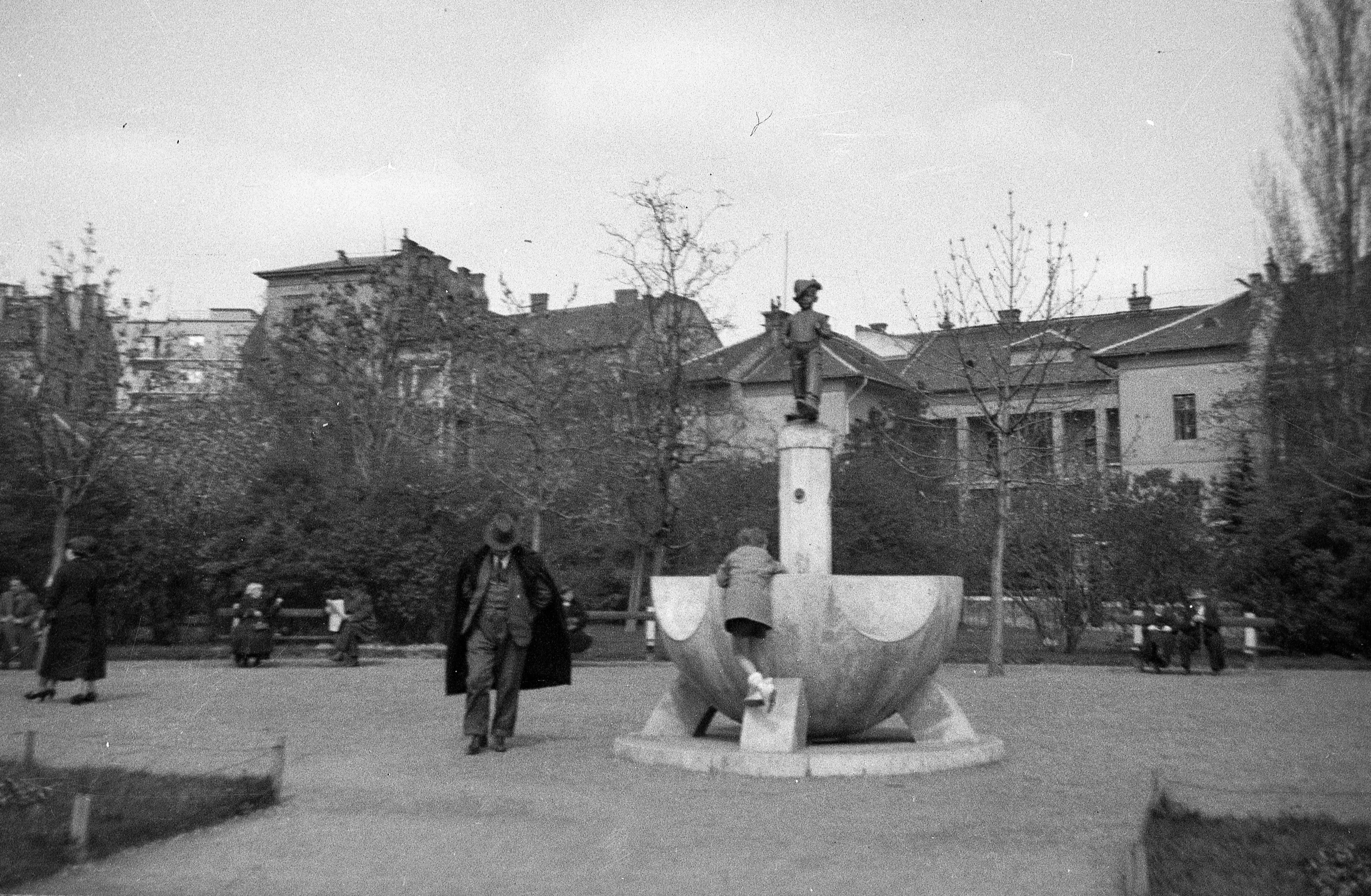 1938, Hüvelyk Matyi szobra, Városmajor