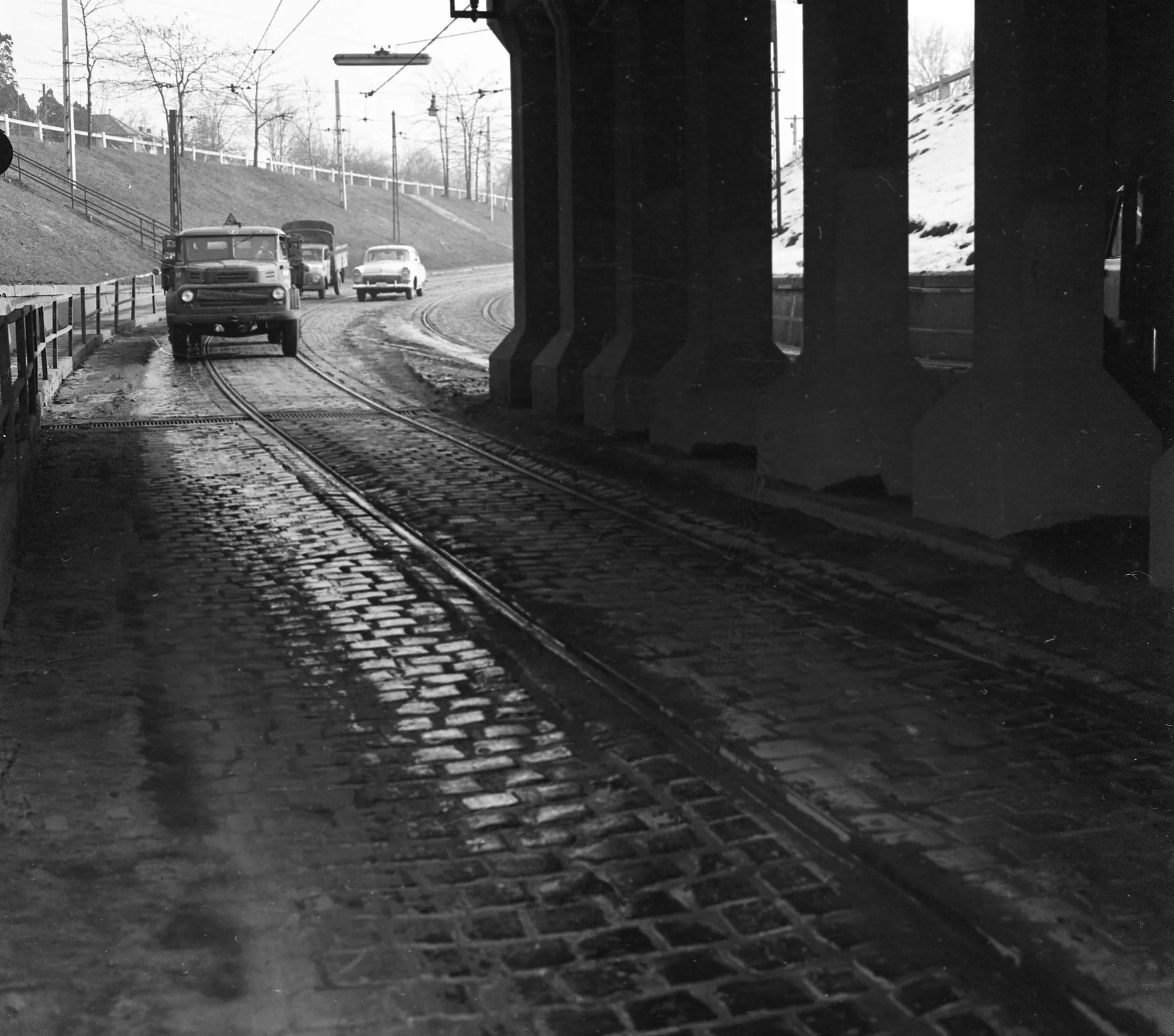 Aluljáró a Budapest - Szob vasútvonalnál, a Fóti út irányából a Géza fejedelem (Alkotmány) tér felé