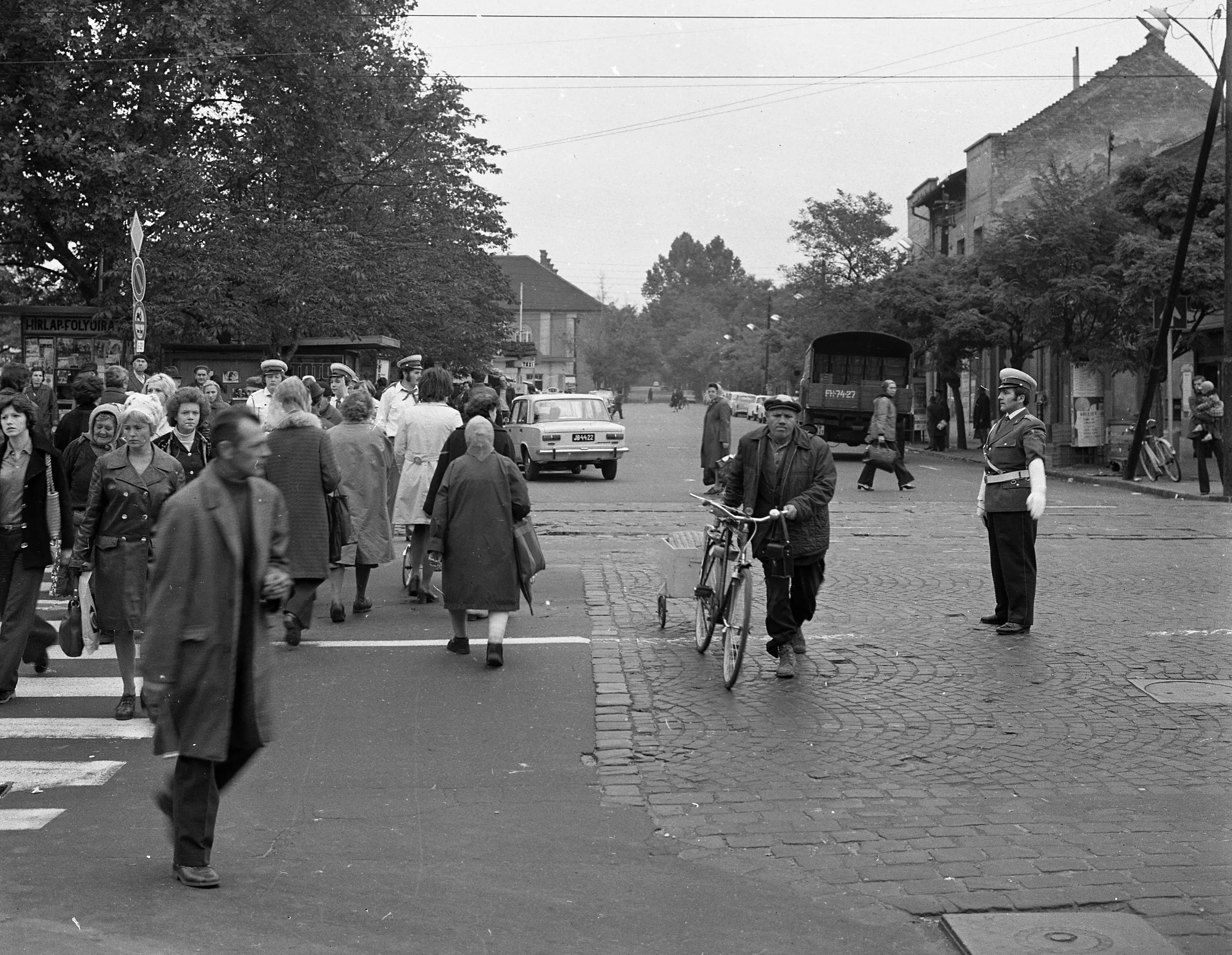 Vörös Hadsereg útja (Üllői út) a Kossuth térnél a Szabó Ervin utca felé nézve