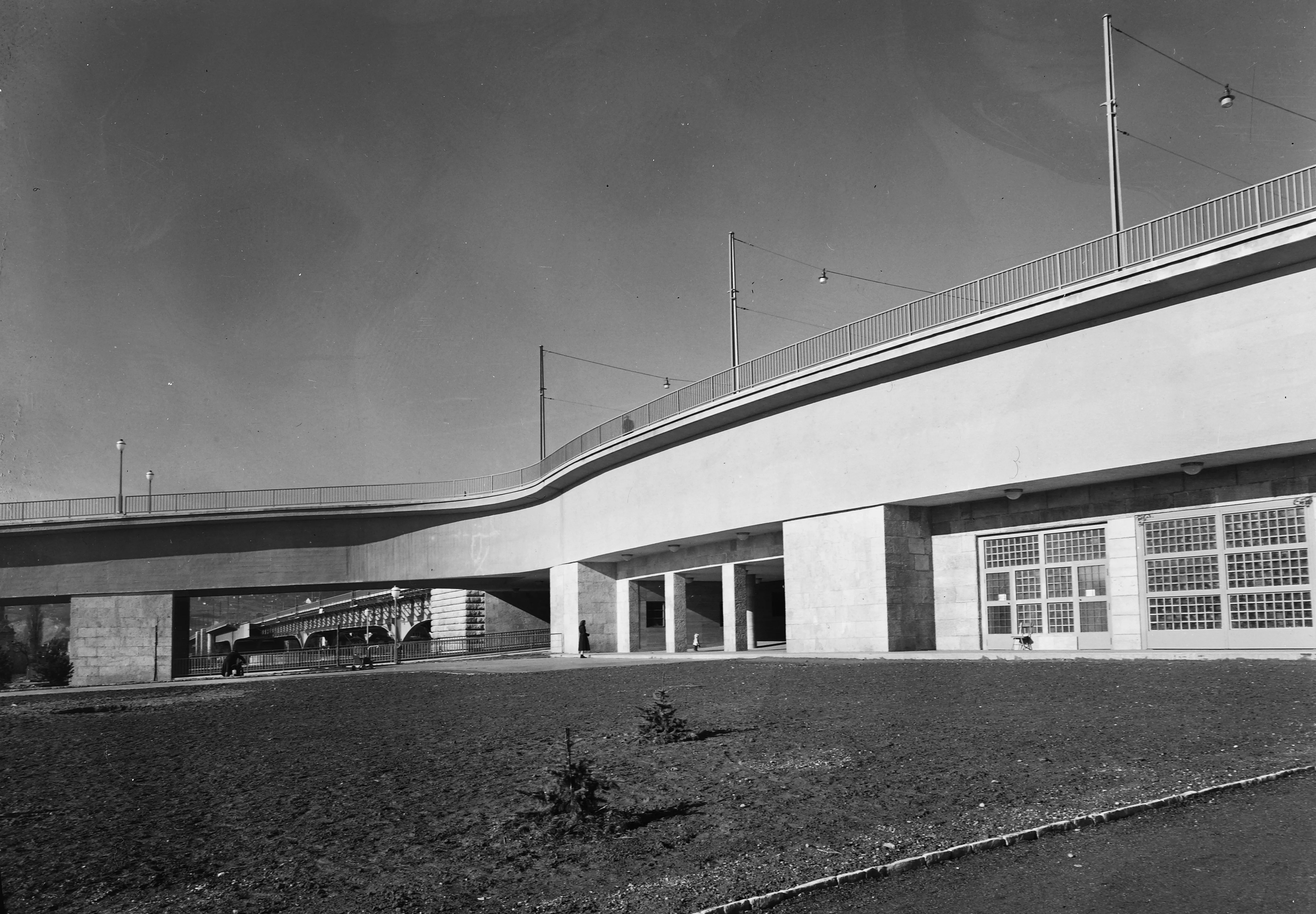 1951, Margitsziget a Sztálin (Árpád) híd Margitszigetre vezető lehajtója Buda felé nézve, Margitsziget