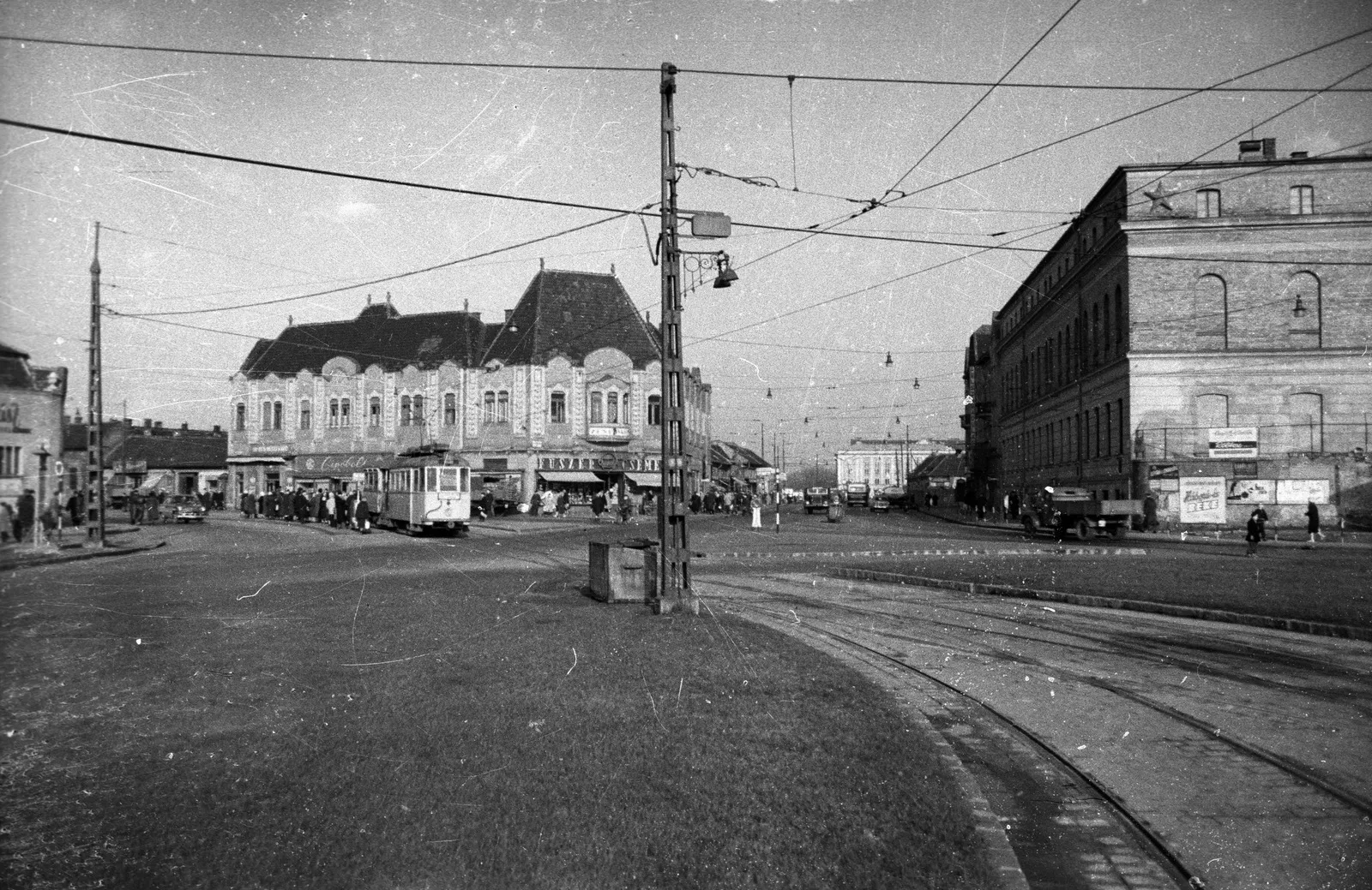 Flórián tér, szemben a Csemege-ház