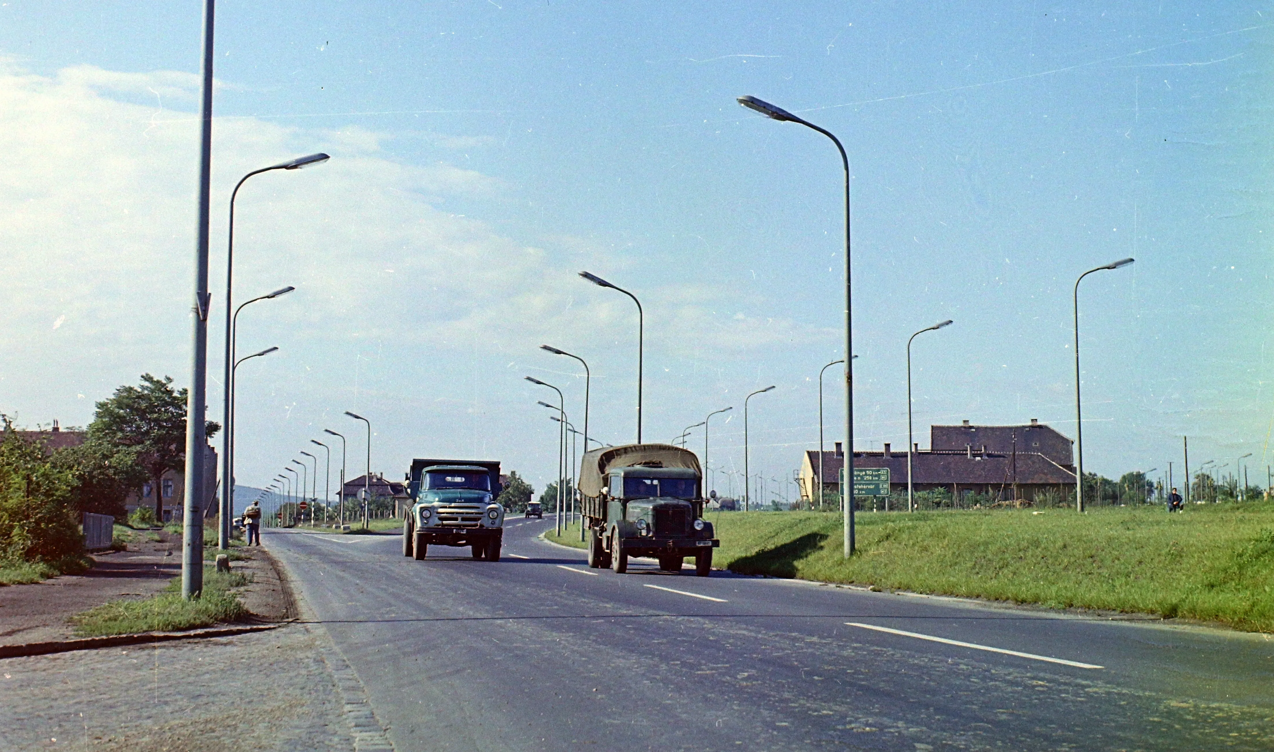 1968, a Balatoni út és az M1-M7 bevezető szakasza a Budaörsi út irányából nézve, Dobogó, Őrmező