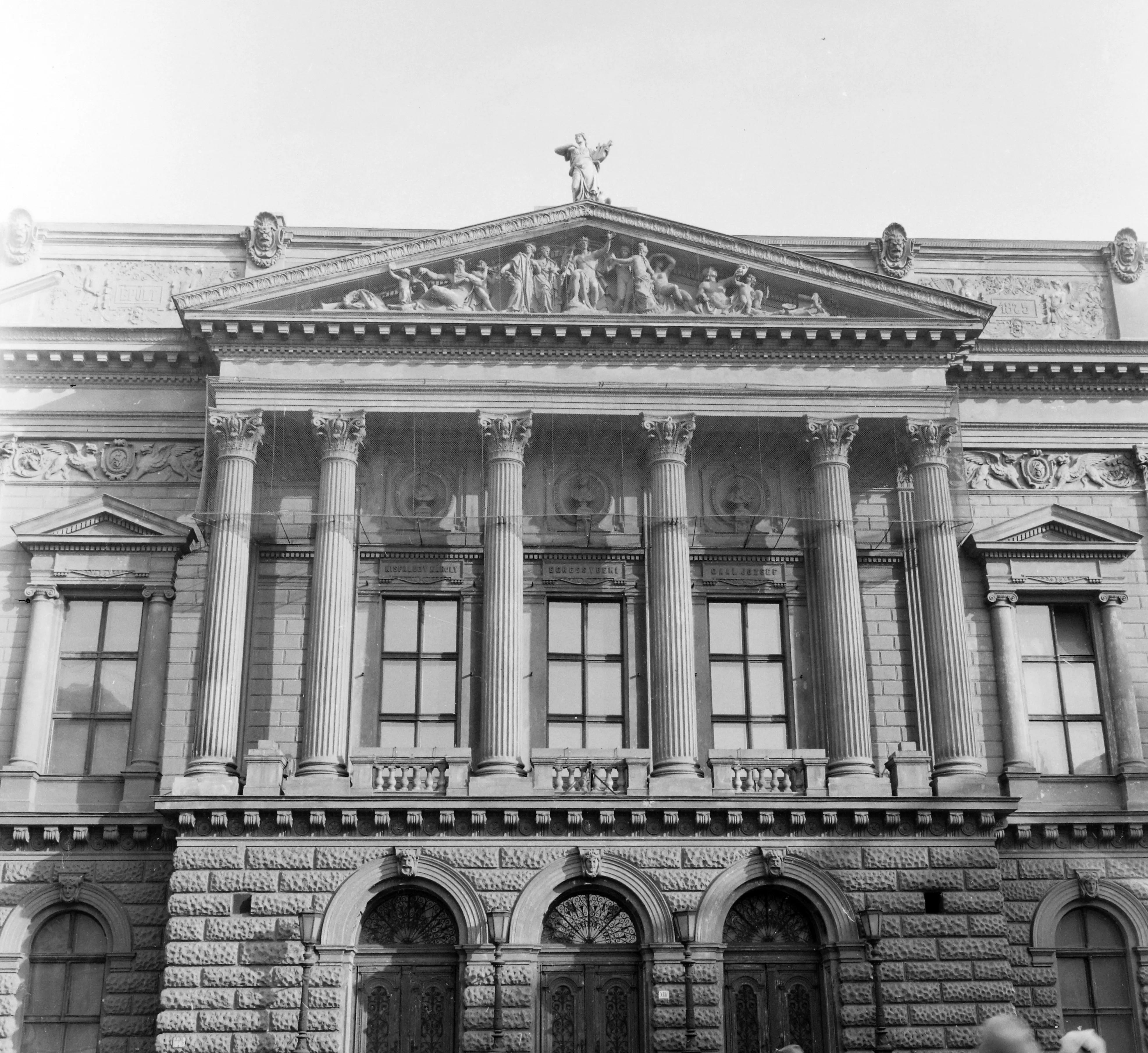 1964, Blaha Lujza tér, a Nemzeti színház homlokzata, Józsefváros, Palotanegyed